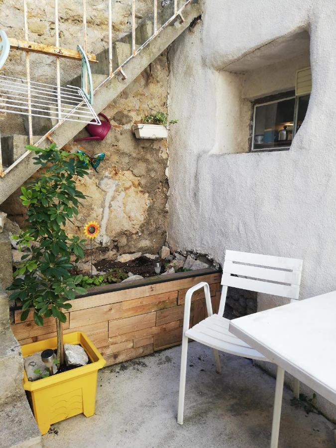 Charmant appartement en centre-ville médiéval Gigean Exterior foto